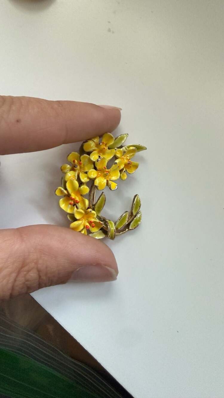 Vintage ART Yellow Enamel Floral Wreath Brooch